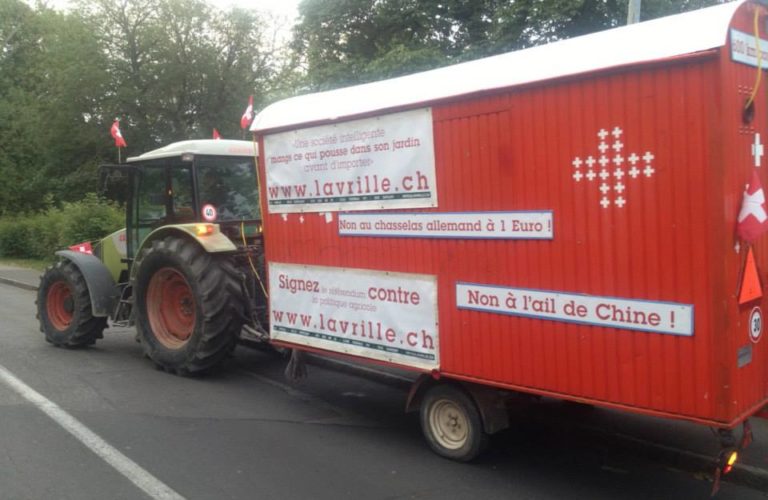 En guerre contre le libre-échange, un viticulteur genevois rejoint Berne en tracteur 1